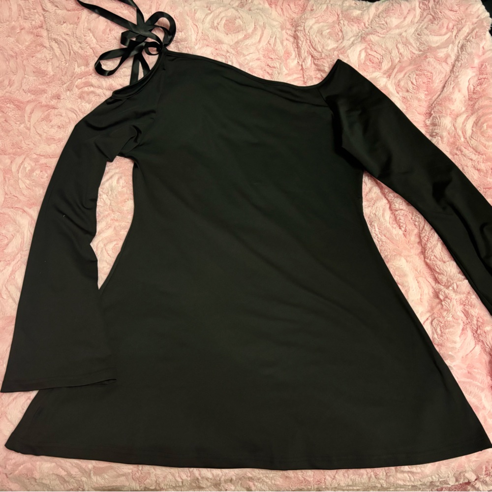 Black shoulder tie and wide sleeve dress